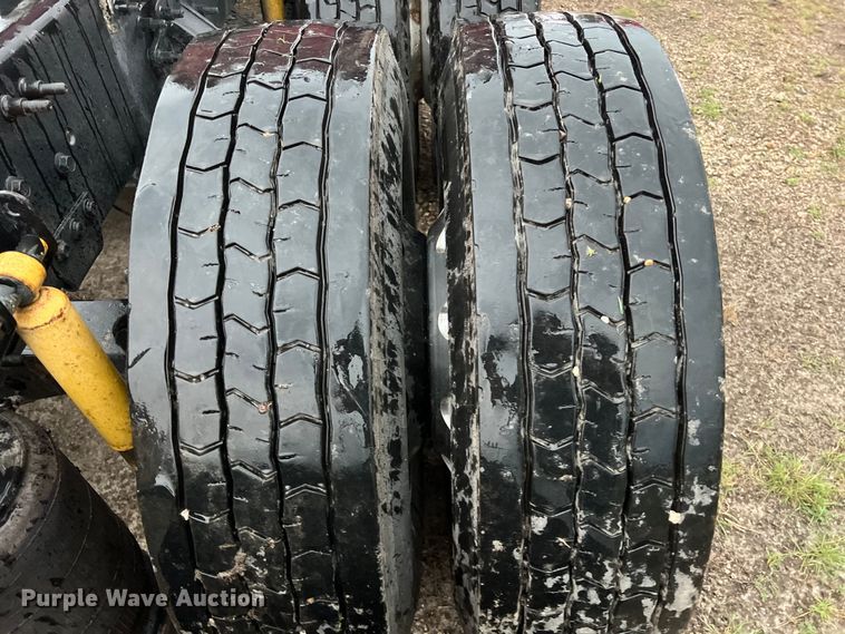 image for item DS3114 2010 Volvo VNL 780 semi truck