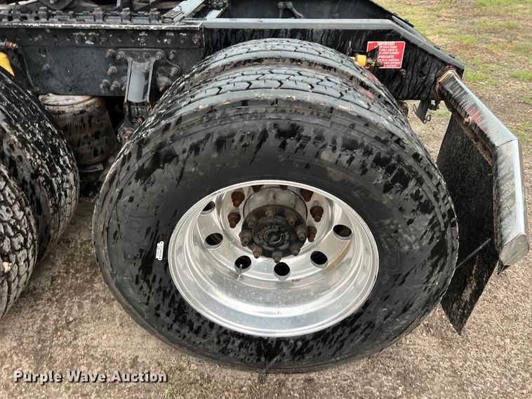 image for item DS3114 2010 Volvo VNL 780 semi truck