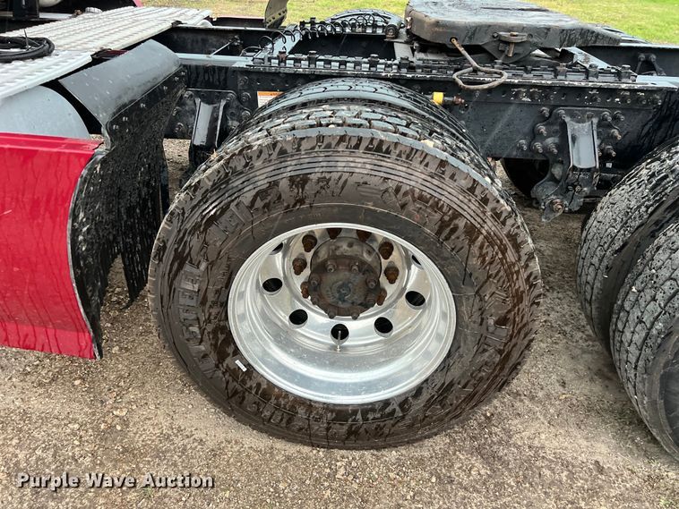 image for item DS3114 2010 Volvo VNL 780 semi truck