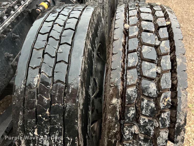 image for item DS3114 2010 Volvo VNL 780 semi truck