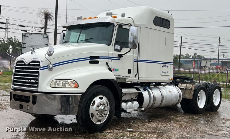 image for item DS3115 2012 Mack Pinnacle semi truck