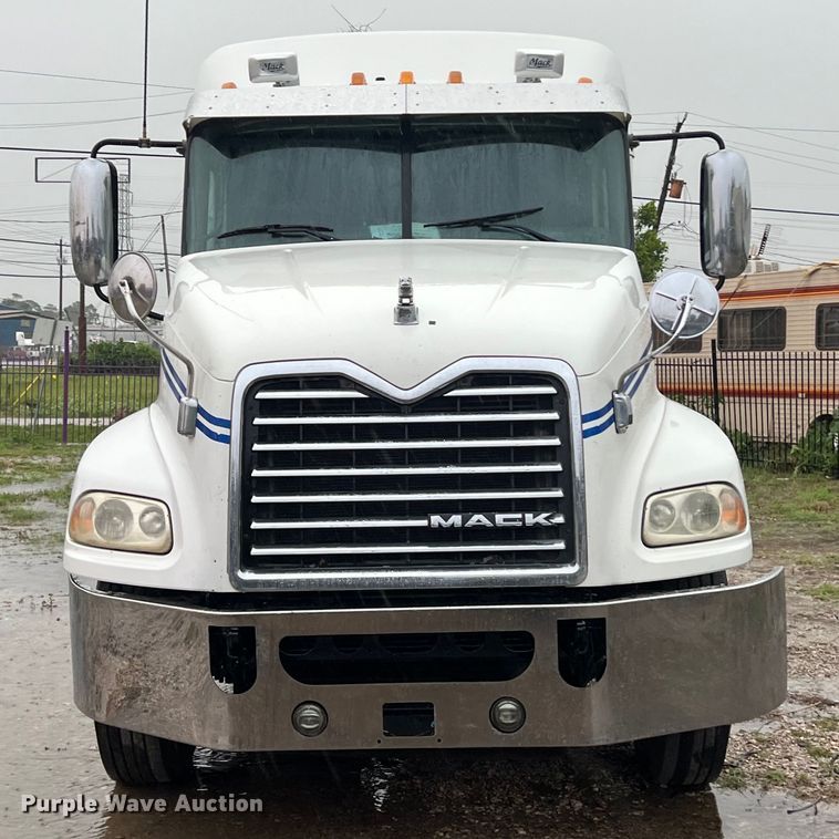 image for item DS3115 2012 Mack Pinnacle semi truck