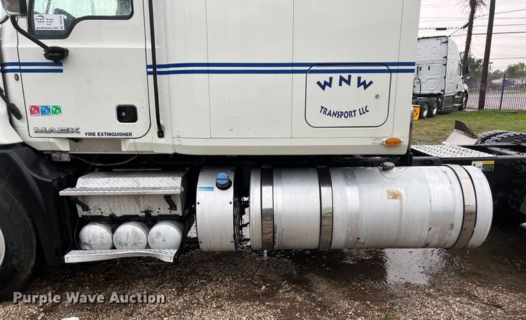 image for item DS3115 2012 Mack Pinnacle semi truck