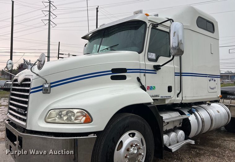 image for item DS3115 2012 Mack Pinnacle semi truck