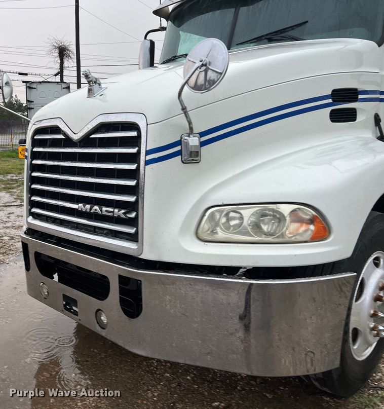 image for item DS3115 2012 Mack Pinnacle semi truck