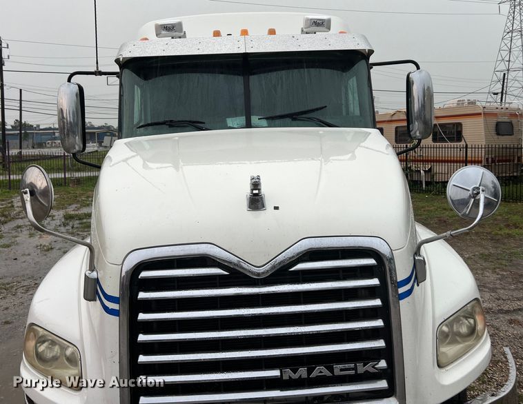 image for item DS3115 2012 Mack Pinnacle semi truck