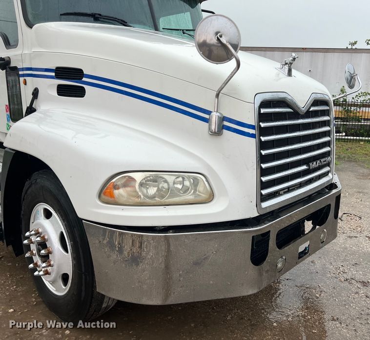 image for item DS3115 2012 Mack Pinnacle semi truck