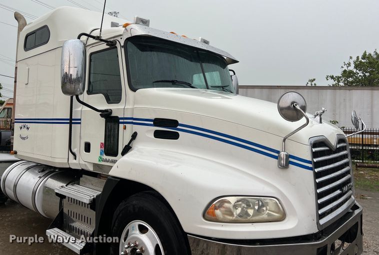 image for item DS3115 2012 Mack Pinnacle semi truck