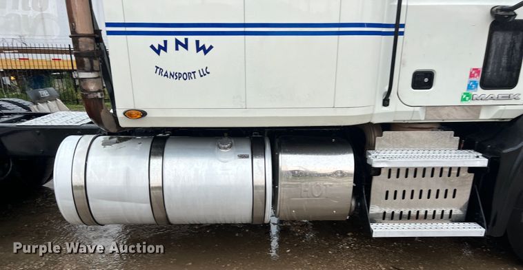 image for item DS3115 2012 Mack Pinnacle semi truck