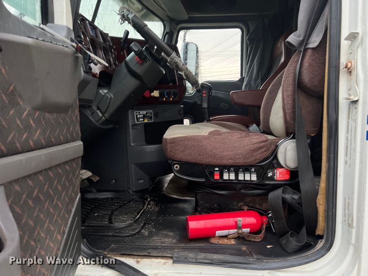 image for item DS3115 2012 Mack Pinnacle semi truck