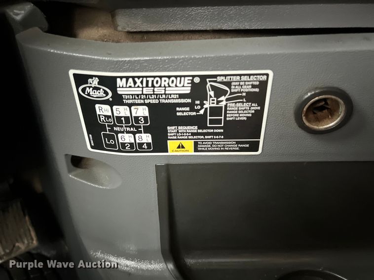 image for item DS3115 2012 Mack Pinnacle semi truck