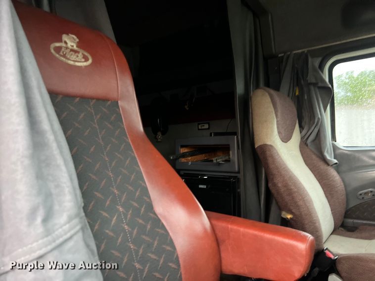 image for item DS3115 2012 Mack Pinnacle semi truck