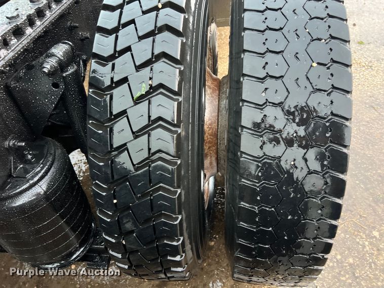 image for item DS3115 2012 Mack Pinnacle semi truck