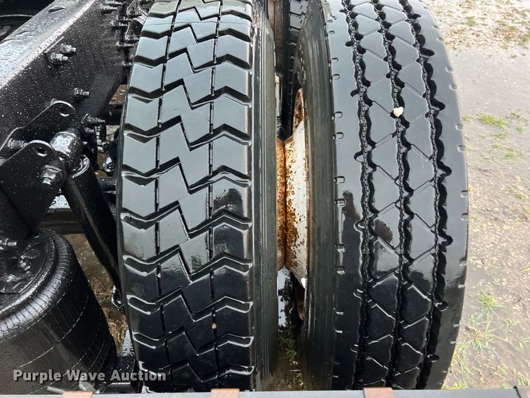 image for item DS3115 2012 Mack Pinnacle semi truck