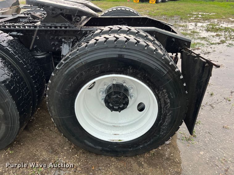 image for item DS3115 2012 Mack Pinnacle semi truck