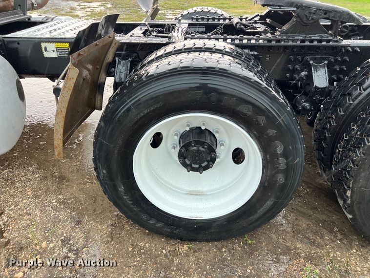 image for item DS3115 2012 Mack Pinnacle semi truck