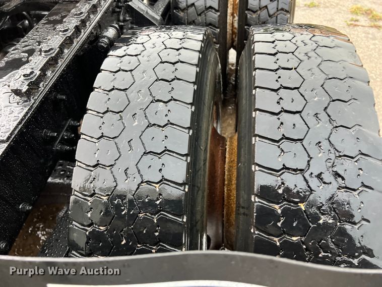 image for item DS3115 2012 Mack Pinnacle semi truck