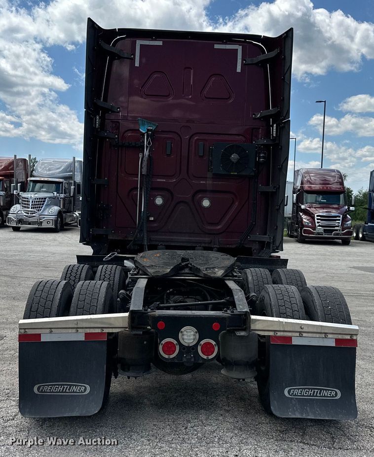 image for item DS4170 2019 Freightliner  Cascadia semi truck