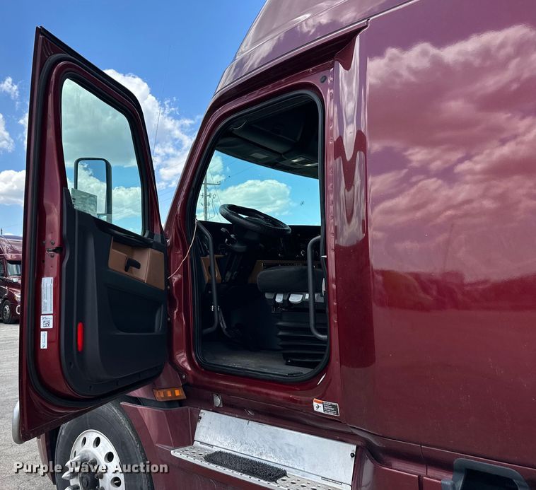 image for item DS4170 2019 Freightliner  Cascadia semi truck