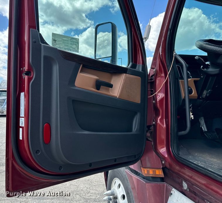 image for item DS4170 2019 Freightliner  Cascadia semi truck