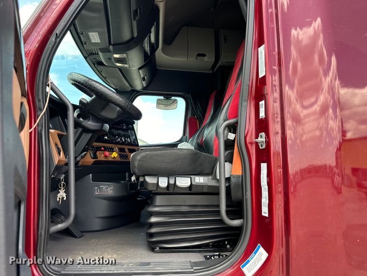 image for item DS4170 2019 Freightliner  Cascadia semi truck