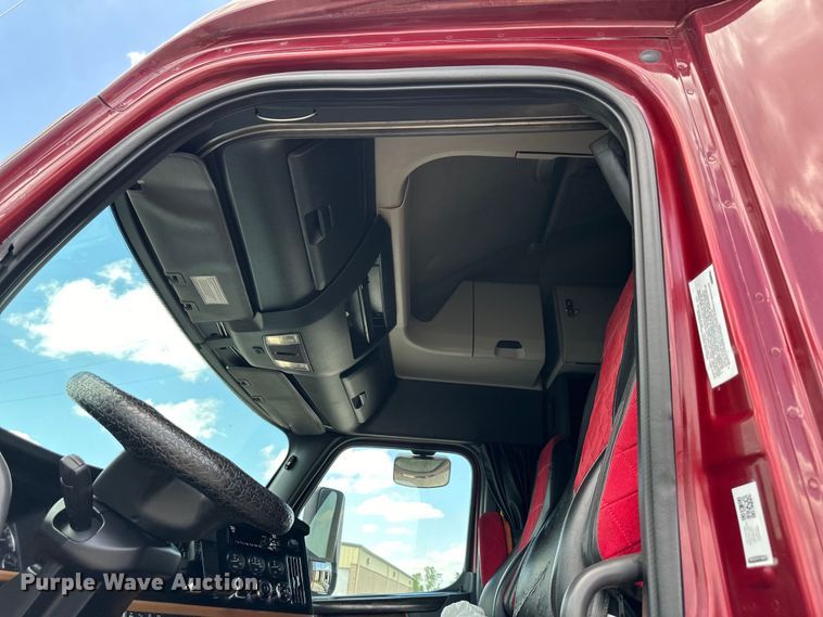 image for item DS4170 2019 Freightliner  Cascadia semi truck