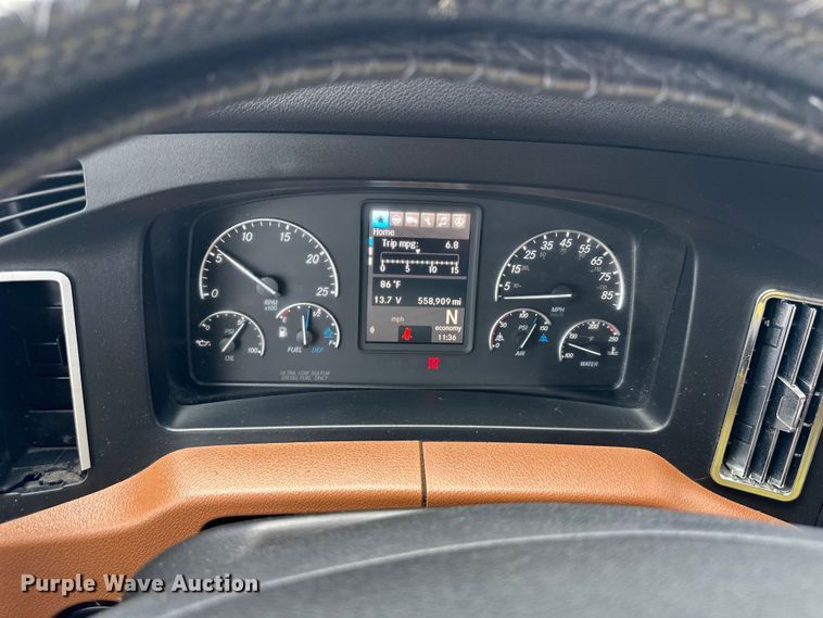 image for item DS4170 2019 Freightliner  Cascadia semi truck