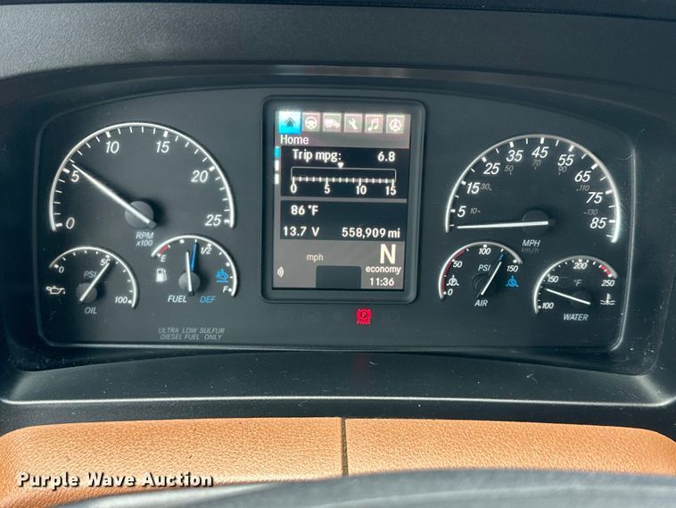 image for item DS4170 2019 Freightliner  Cascadia semi truck