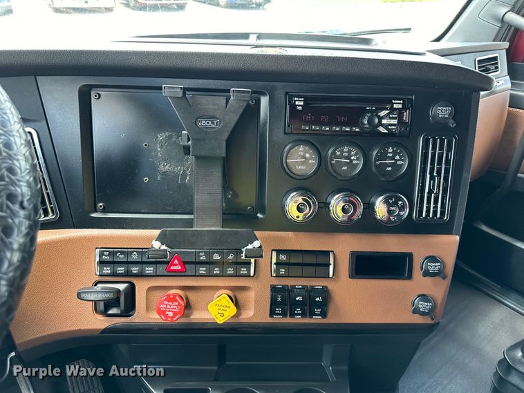 image for item DS4170 2019 Freightliner  Cascadia semi truck