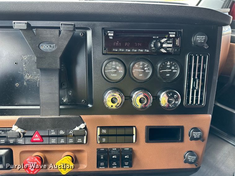 image for item DS4170 2019 Freightliner  Cascadia semi truck