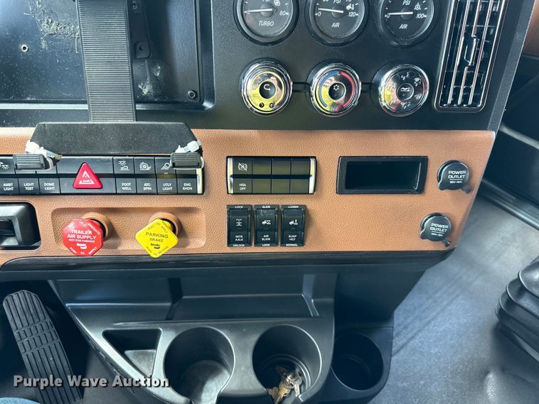 image for item DS4170 2019 Freightliner  Cascadia semi truck