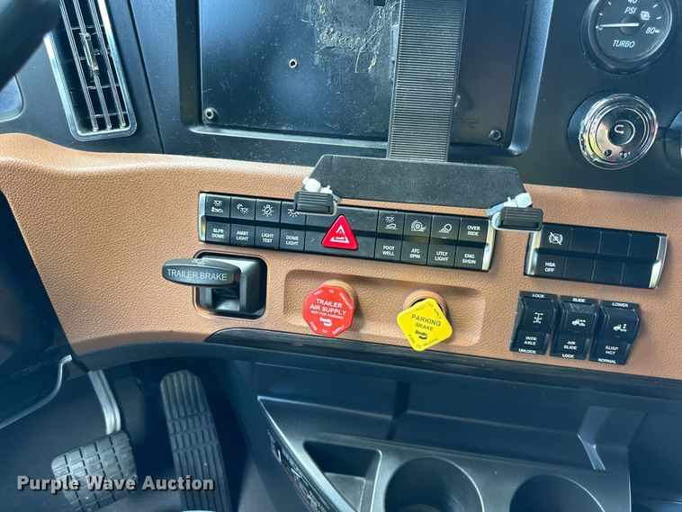 image for item DS4170 2019 Freightliner  Cascadia semi truck