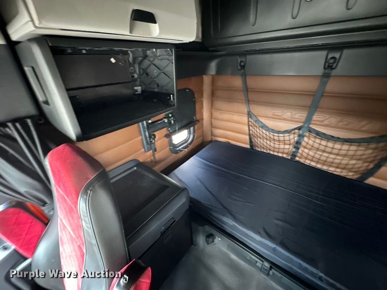 image for item DS4170 2019 Freightliner  Cascadia semi truck