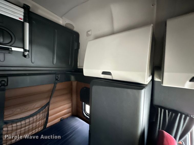 image for item DS4170 2019 Freightliner  Cascadia semi truck