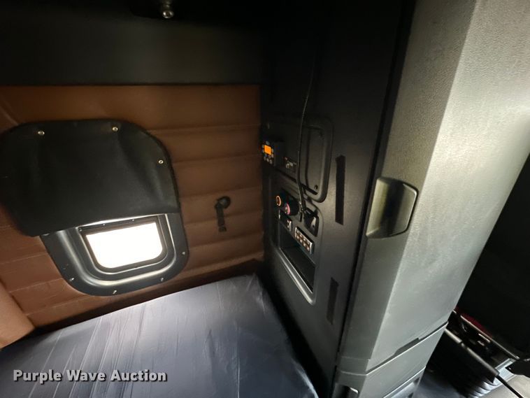 image for item DS4170 2019 Freightliner  Cascadia semi truck