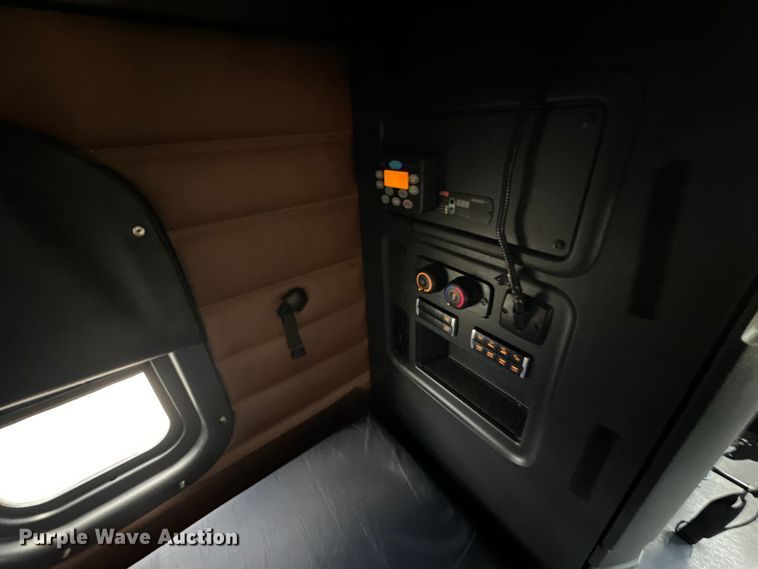 image for item DS4170 2019 Freightliner  Cascadia semi truck