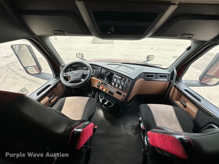 image for item DS4170 2019 Freightliner  Cascadia semi truck