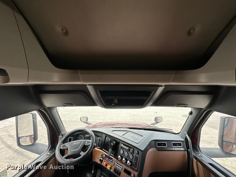 image for item DS4170 2019 Freightliner  Cascadia semi truck