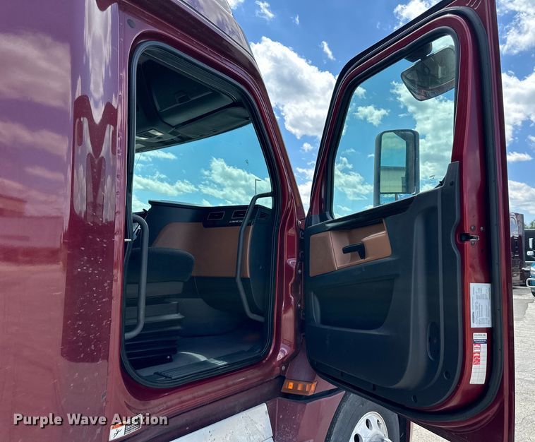 image for item DS4170 2019 Freightliner  Cascadia semi truck
