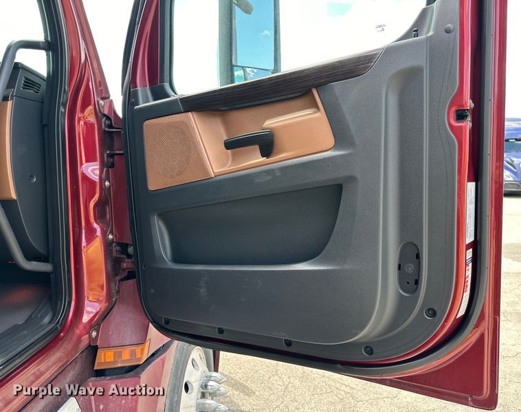 image for item DS4170 2019 Freightliner  Cascadia semi truck