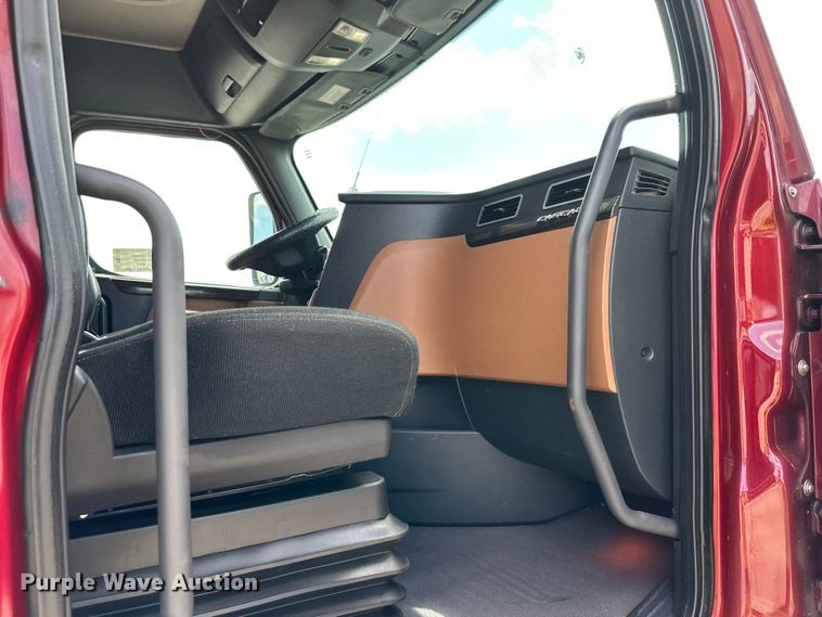 image for item DS4170 2019 Freightliner  Cascadia semi truck