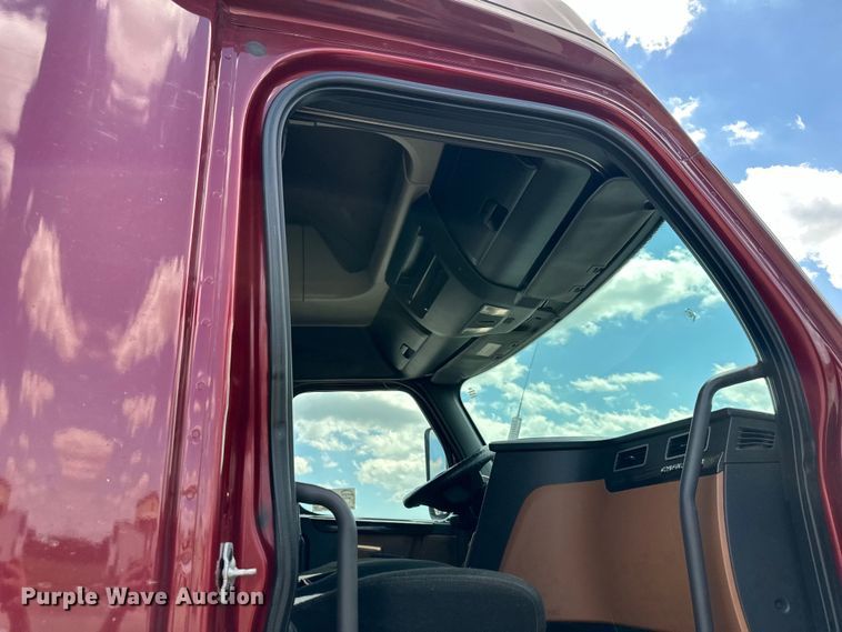 image for item DS4170 2019 Freightliner  Cascadia semi truck