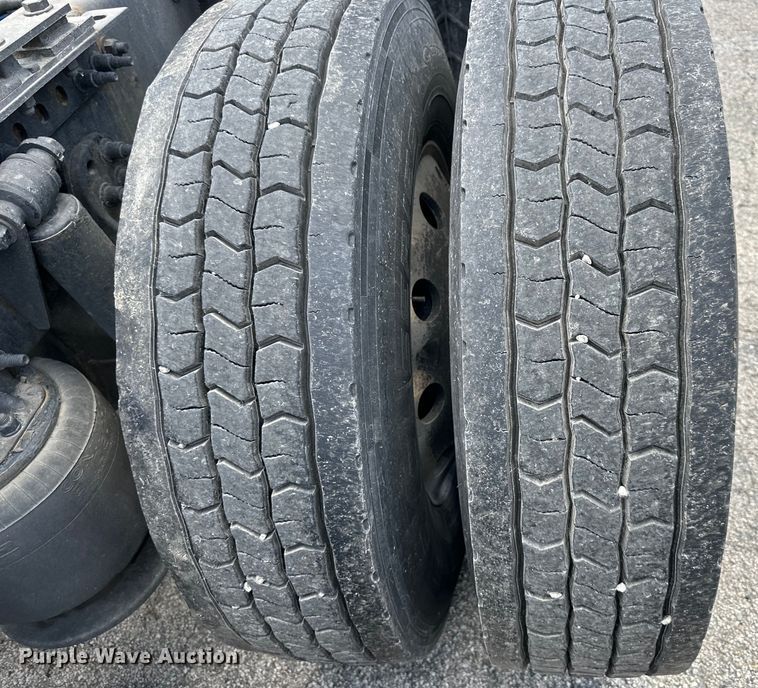 image for item DS4170 2019 Freightliner  Cascadia semi truck