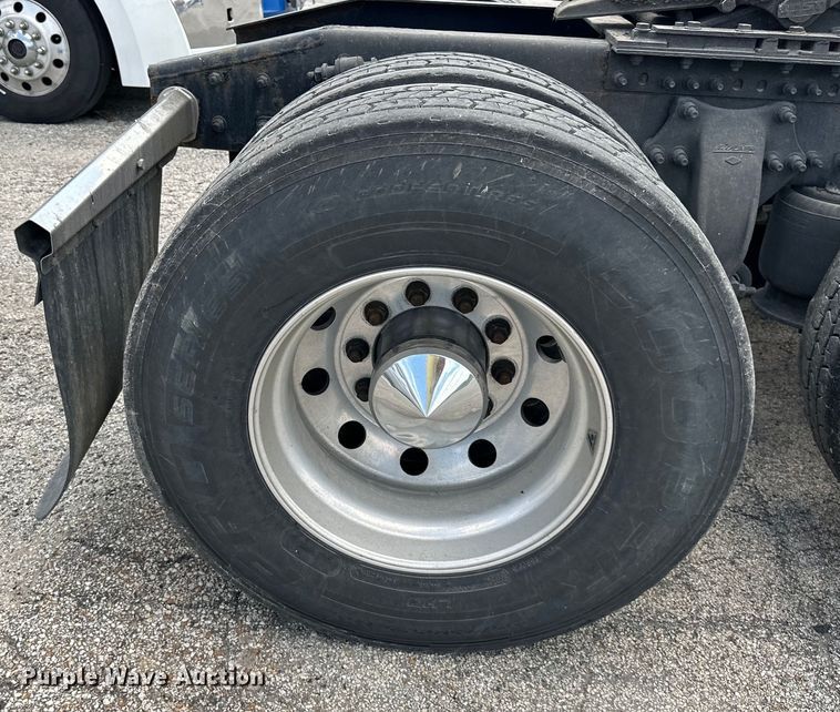 image for item DS4170 2019 Freightliner  Cascadia semi truck