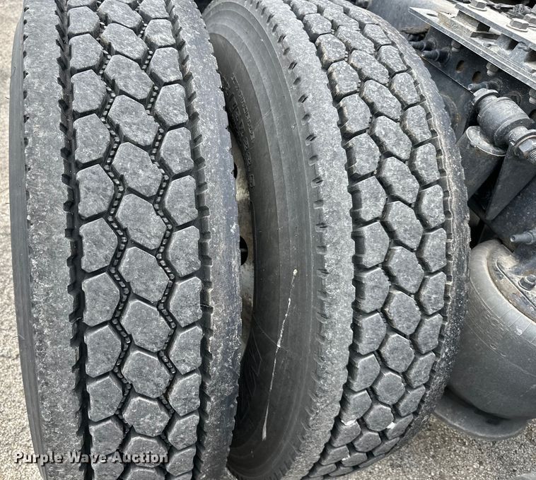 image for item DS4170 2019 Freightliner  Cascadia semi truck