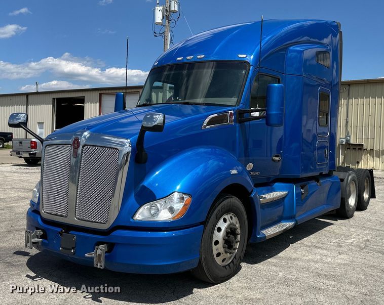 image for item DS4172 2019 Kenworth T680 semi truck