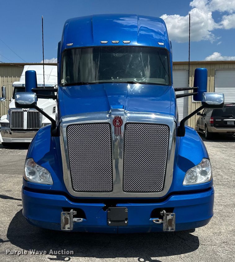 image for item DS4172 2019 Kenworth T680 semi truck