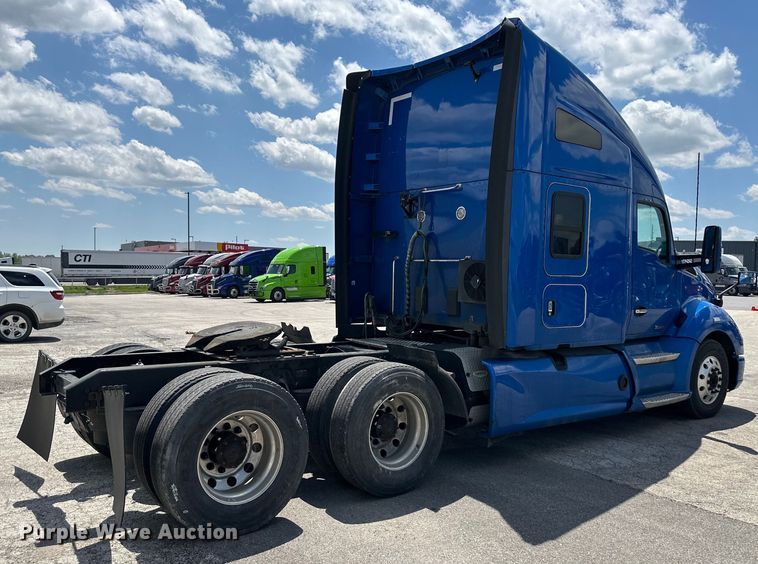 image for item DS4172 2019 Kenworth T680 semi truck