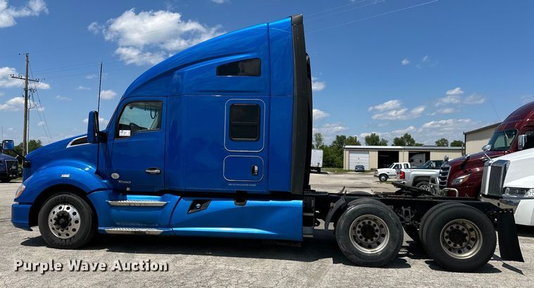 image for item DS4172 2019 Kenworth T680 semi truck
