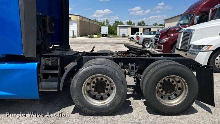 image for item DS4172 2019 Kenworth T680 semi truck
